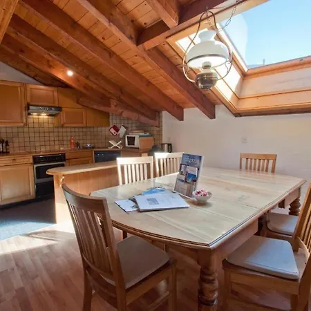 Three-bedroom Cozy In ツェルマット